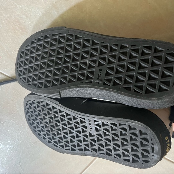 Straye Shoes - Picture 4 of 5